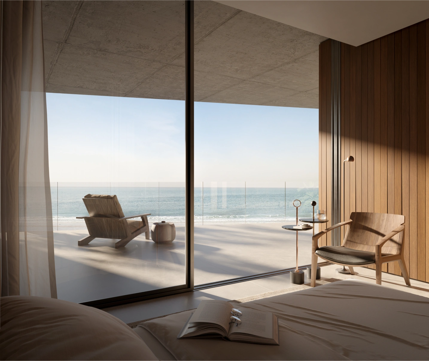 Habitación con vista al mar Amplia habitación con vista al mar, cama grande, sillas de madera y grandes ventanales de vidrio.